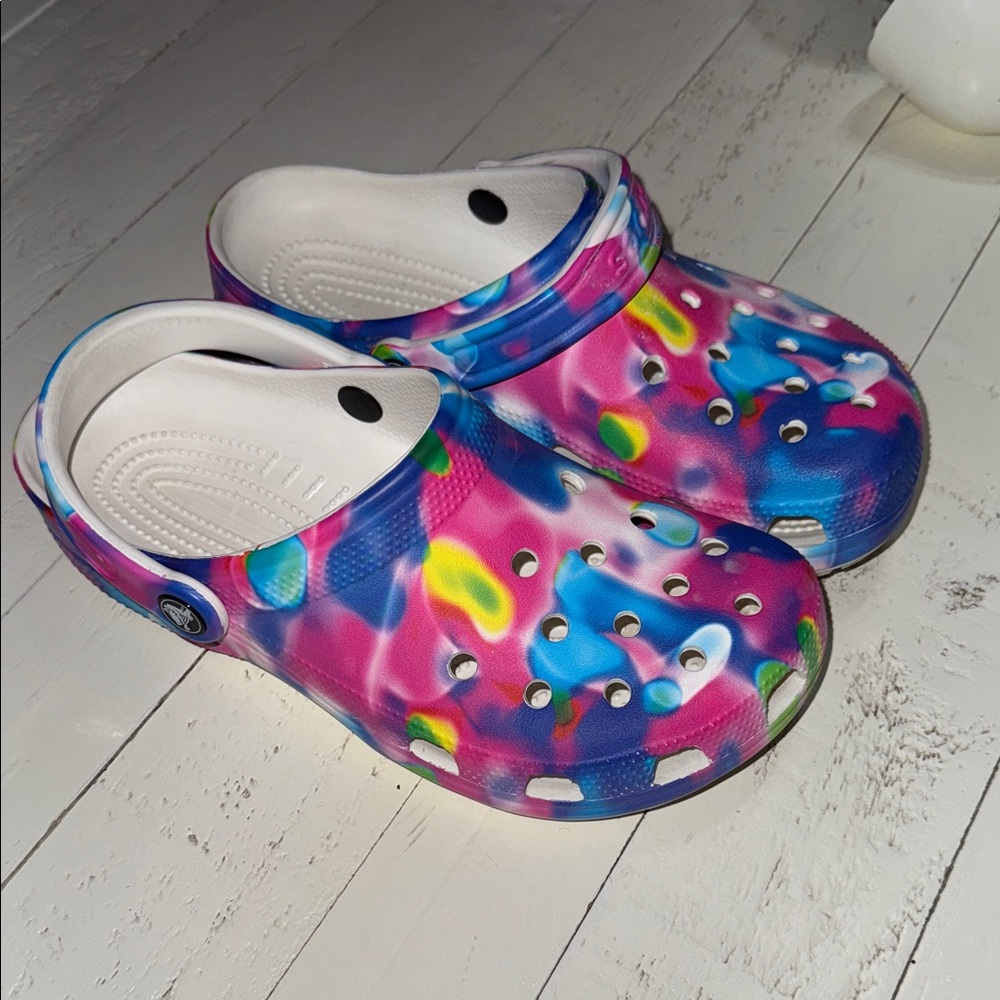 CROCS ladies eight, men’s six colorful, tie-dye multicolour cracks in EUC